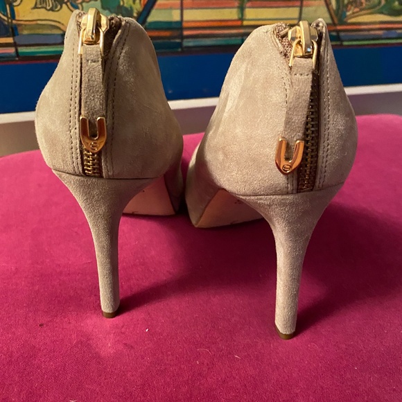 Classic Joan and David Genuine Suede Pumps with Zipper Back - Beige & Gold - 9M - Picture 14 of 14